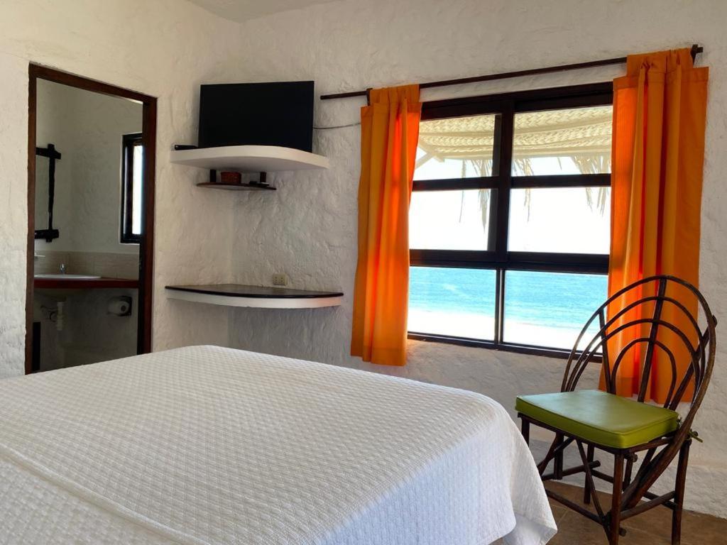 Hotel Smiling Crab Canoas de Punta Sal Esterno foto